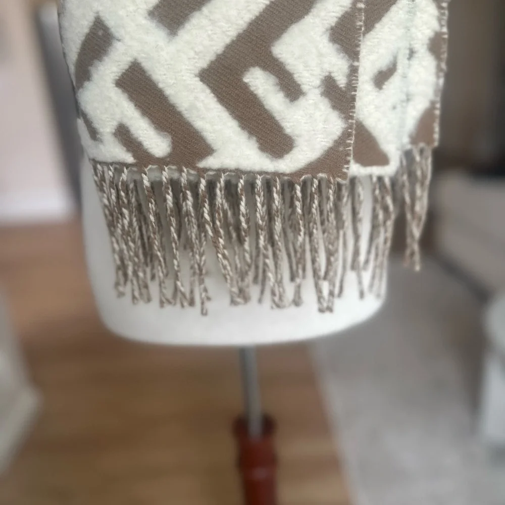 Fendi elegant scarf